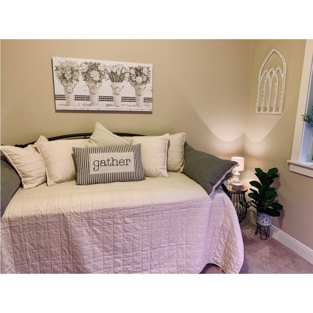 Quiltw/match pillow shams(4) &1 natural accent pillow,retails for $100+@ Target